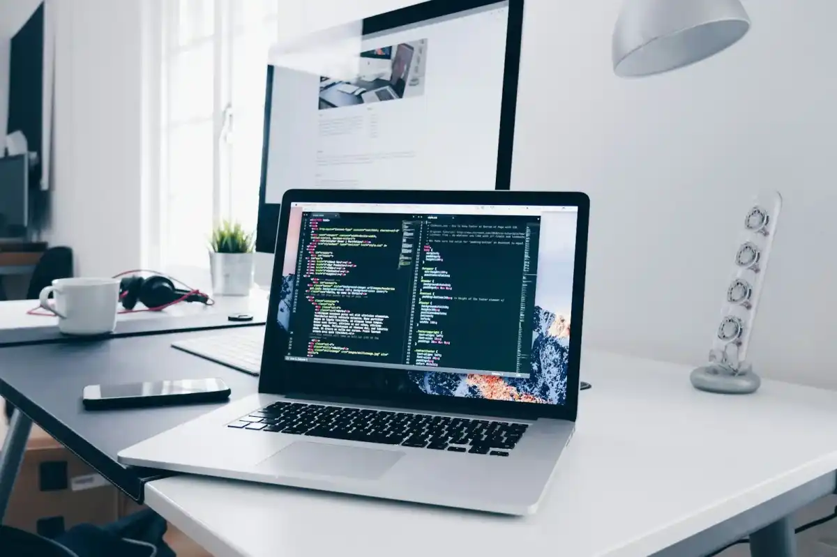 Laptop met code en grafieken