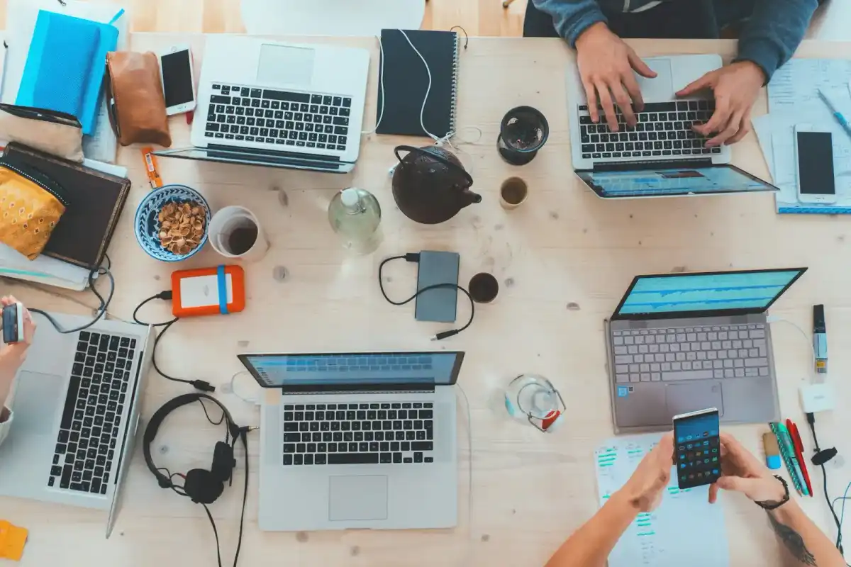 Team werkt aan een startup pitchdeck